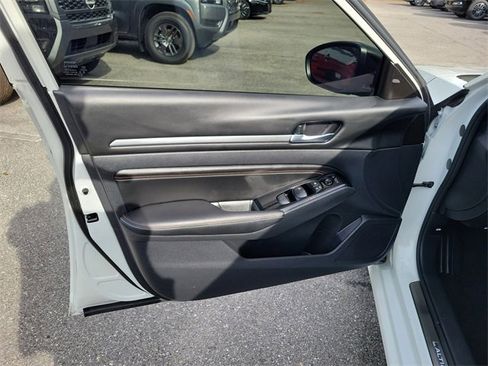 Used 2023 Nissan Altima 2.0 SR image 8