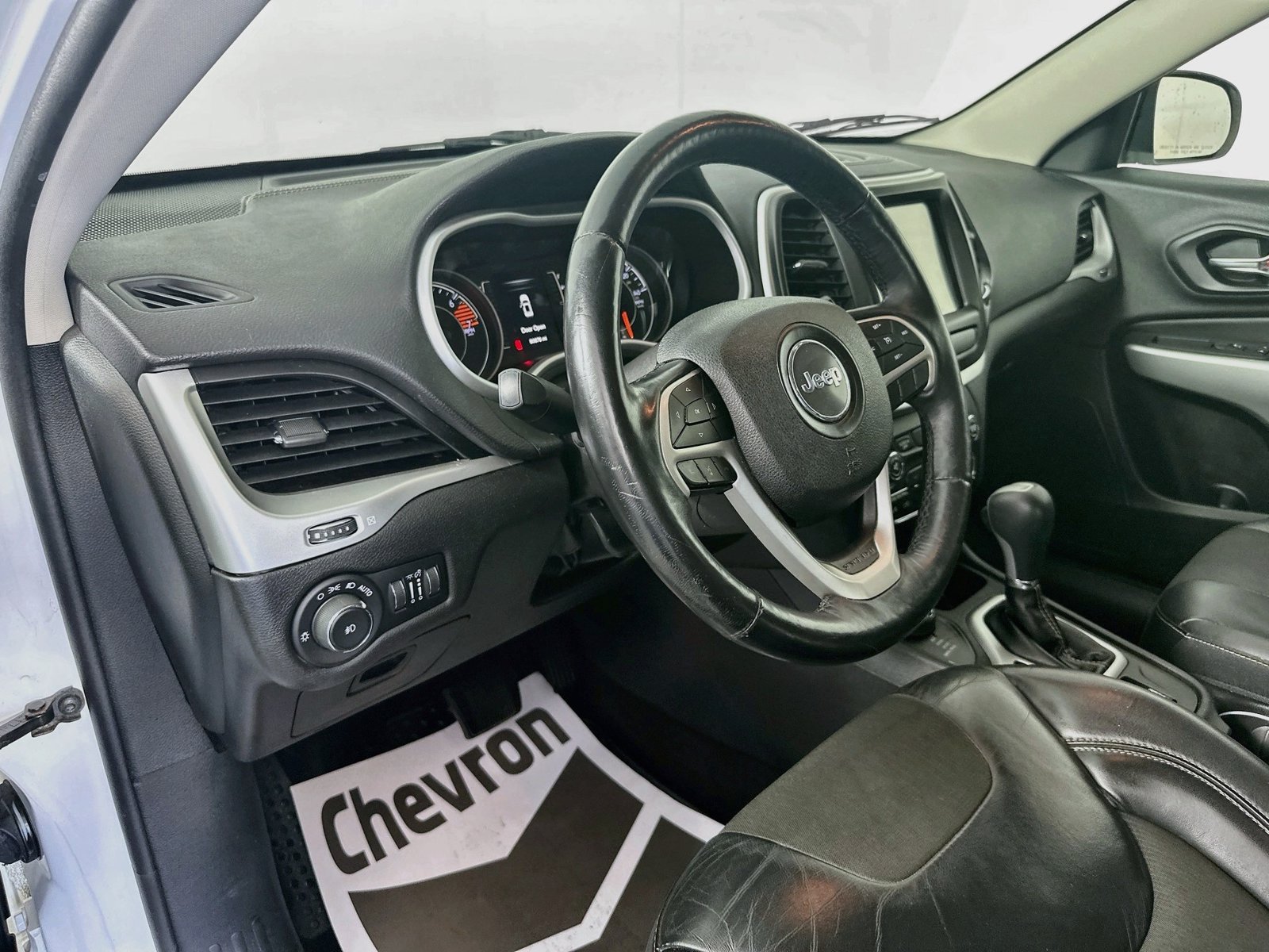 Used 2018 Jeep Cherokee Latitude Plus w/ Cold Weather Group AWD/4WD image 9