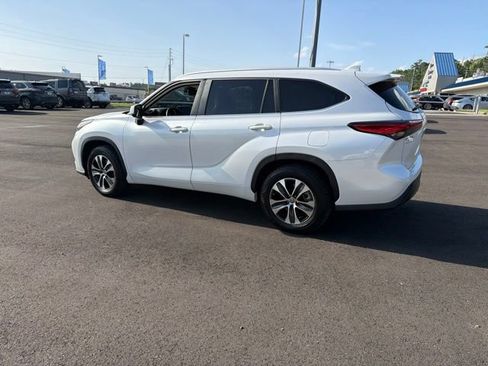 Used 2023 Toyota Highlander XLE FWD image 5