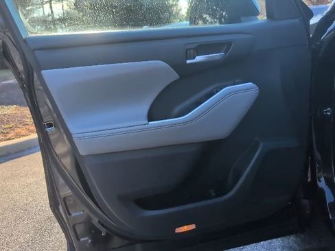 Used 2023 Toyota Highlander XLE image 23