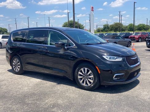 Used 2024 Chrysler Pacifica Limited FWD image 3