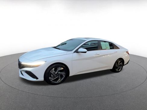 Used 2025 Hyundai Elantra SEL image 8
