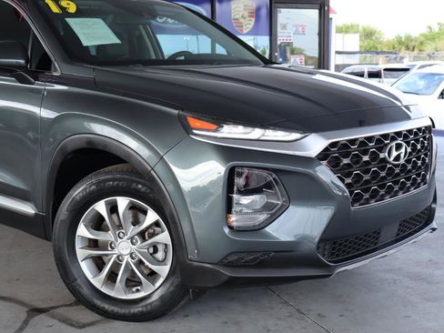 Used 2019 Hyundai Santa Fe SE image 2