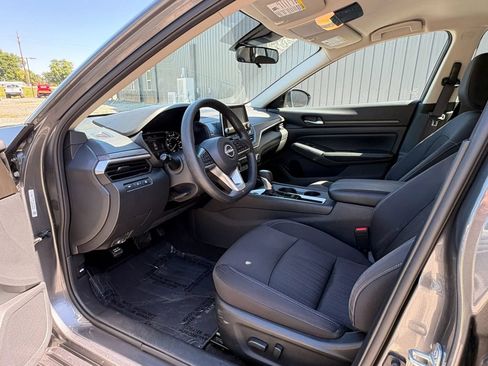 Used 2025 Nissan Altima 2.5 SV FWD image 3