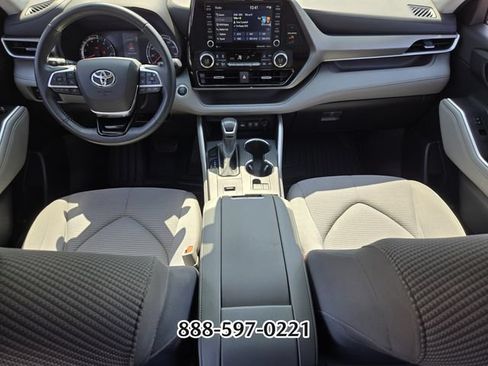 Used 2021 Toyota Highlander LE FWD image 13