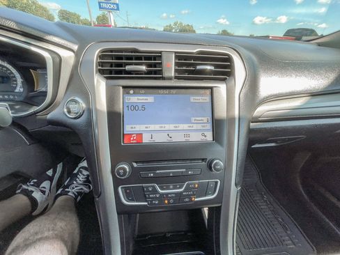 Used 2017 Ford Fusion SE w/ Fusion SE Technology Package FWD image 14