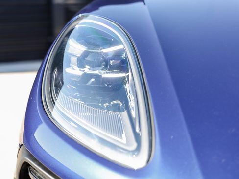 Certified 2025 Porsche Macan image 13