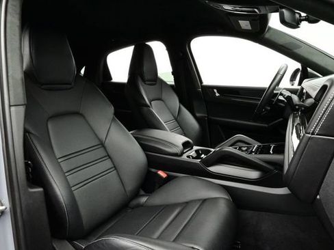 Certified 2024 Porsche Cayenne Turbo GT AWD/4WD image 18