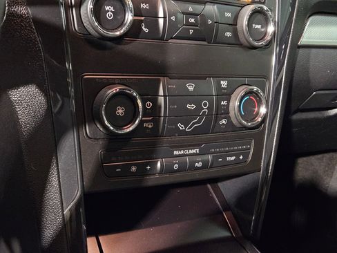 Used 2018 Ford Explorer XLT image 31