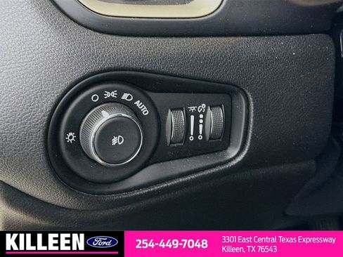 Used 2017 Jeep Renegade Latitude FWD image 9