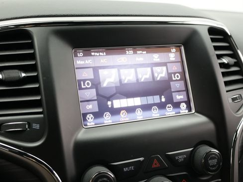 Used 2019 Jeep Grand Cherokee Laredo RWD image 27