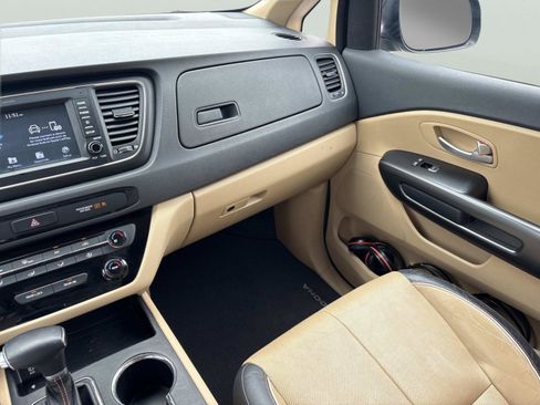 Used 2019 Kia Sedona EX FWD image 11