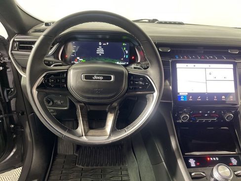 Used 2022 Jeep Grand Cherokee Overland w/ Luxury Tech Group IV AWD/4WD image 12