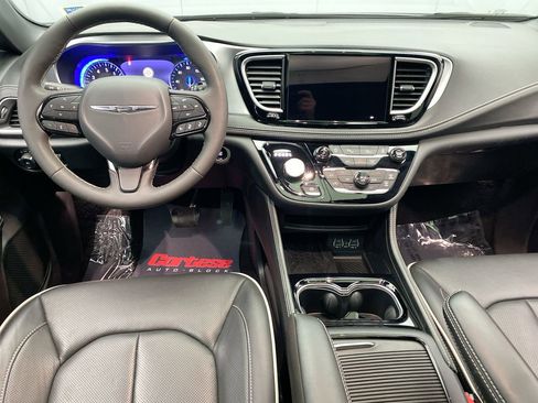 Used 2025 Chrysler Pacifica Limited FWD image 15