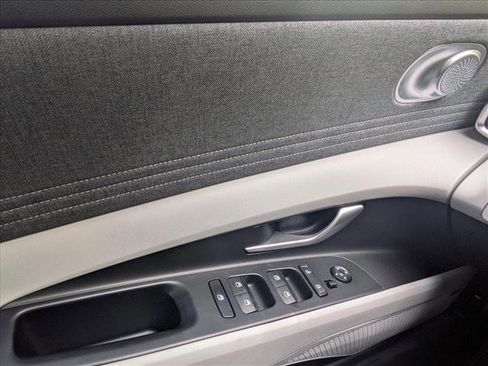 New 2025 Hyundai Elantra Limited image 17