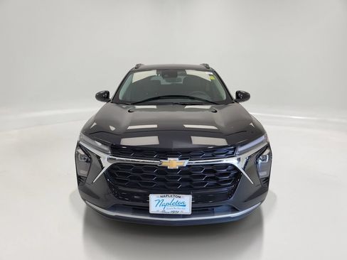 Used 2025 Chevrolet Trax LT w/ LT Convenience Package FWD image 2