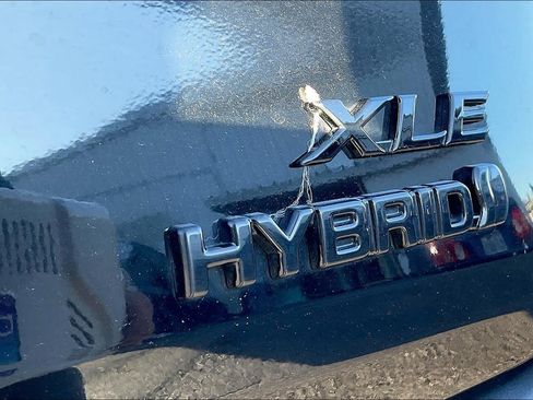 Used 2024 Toyota Sienna XLE Woodland Edition image 10