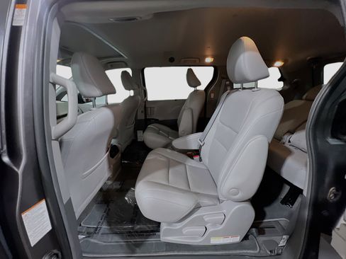 Used 2019 Toyota Sienna XLE w/ XLE Navigation Package FWD image 18