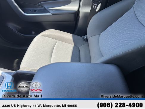 Used 2025 Toyota RAV4 XLE AWD/4WD image 20