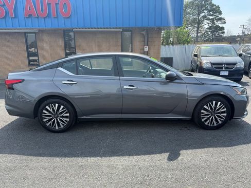 Used 2024 Nissan Altima 2.5 SV image 10