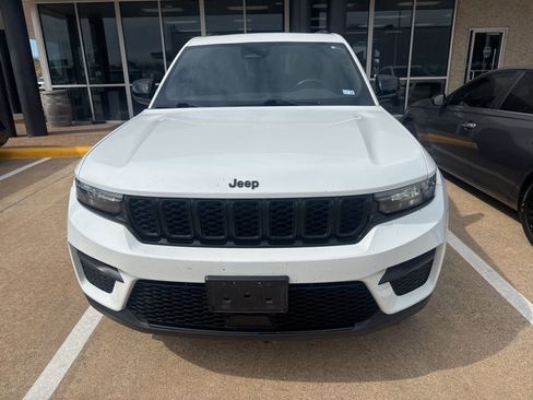 Used 2023 Jeep Grand Cherokee Altitude AWD/4WD image 2