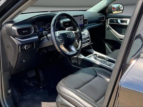 Used 2023 Ford Explorer XLT w/ Equipment Group 202A AWD/4WD image 17