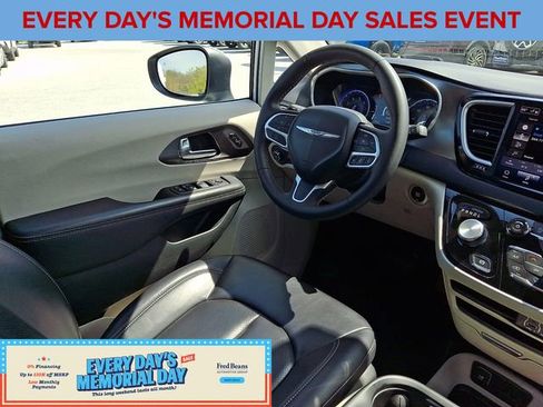 Used 2023 Chrysler Pacifica Touring-L FWD image 14