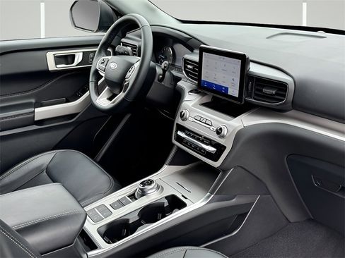 Used 2023 Ford Explorer XLT w/ Equipment Group 202A image 25