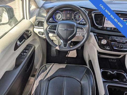Used 2024 Chrysler Pacifica Limited FWD image 16