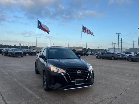 Used 2023 Nissan Kicks SV FWD image 3