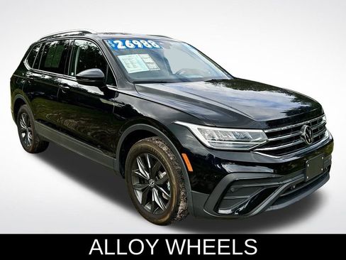 Used 2023 Volkswagen Tiguan SE image 3