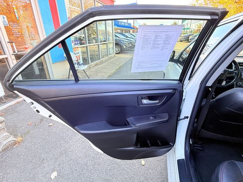 Used 2017 Toyota Camry SE image 21