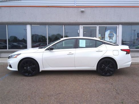 Used 2022 Nissan Altima 2.5 SR w/ Midnight Edition Package AWD/4WD image 2