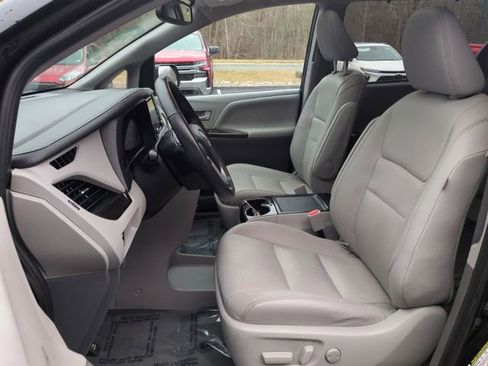 Used 2020 Toyota Sienna XLE image 19