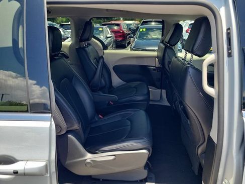 Used 2024 Chrysler Pacifica Limited FWD image 7