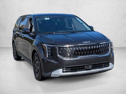 Used 2025 Kia Carnival image 3