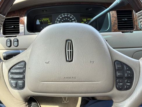 Used 2001 Lincoln Town Car Cartier image 26