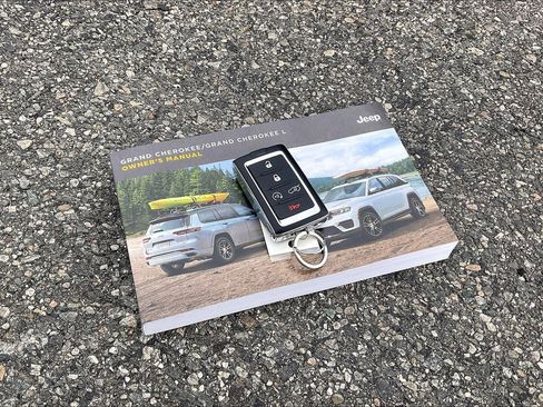 Used 2024 Jeep Grand Cherokee L Limited w/ Luxury Tech Group II image 10