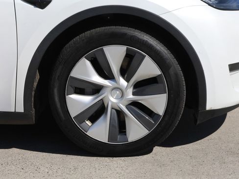 Used 2021 Tesla Model Y Long Range image 11