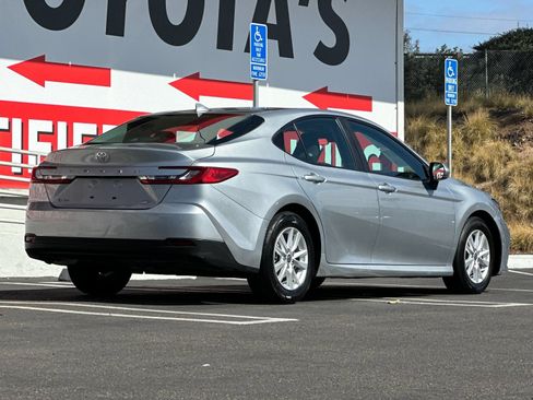 Used 2025 Toyota Camry LE FWD image 5