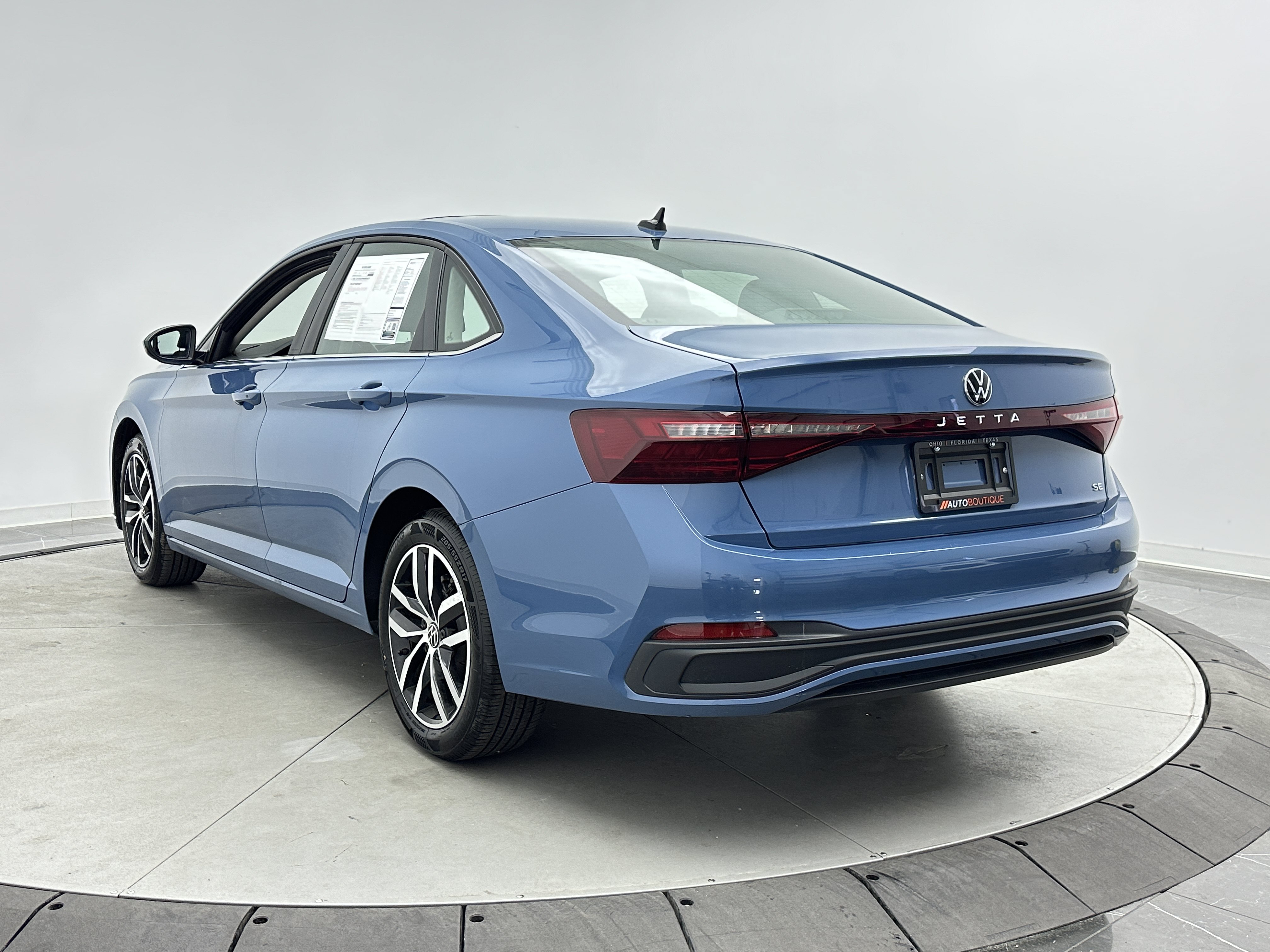 Used 2026 Volkswagen Jetta SE FWD image 4
