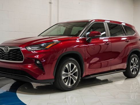 Used 2023 Toyota Highlander XLE image 4