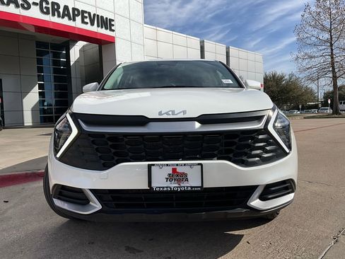 Used 2025 Kia Sportage LX image 3