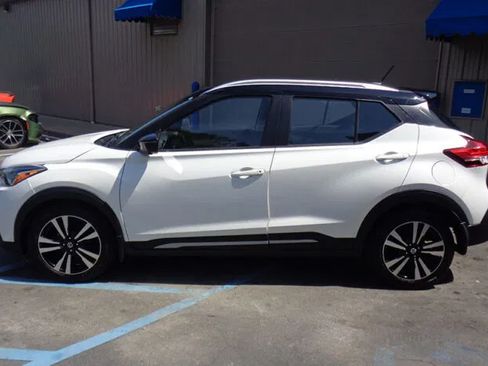Used 2020 Nissan Kicks SR w/ SR Premium Package FWD image 3