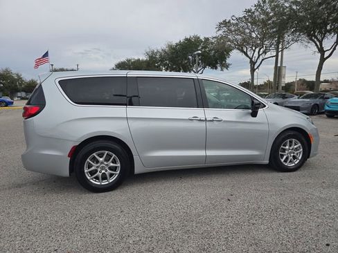 Used 2024 Chrysler Pacifica Touring-L image 9