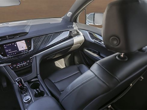 Certified 2025 Cadillac XT6 Premium Luxury image 30