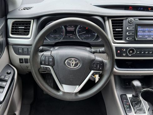 Used 2019 Toyota Highlander LE AWD/4WD image 26