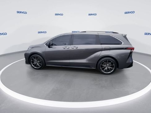 Used 2022 Toyota Sienna XSE image 5