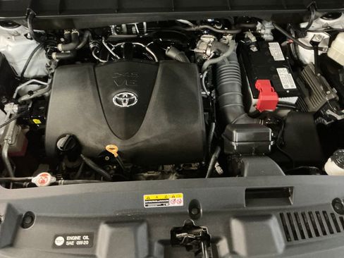 Used 2022 Toyota Highlander XLE AWD/4WD image 9