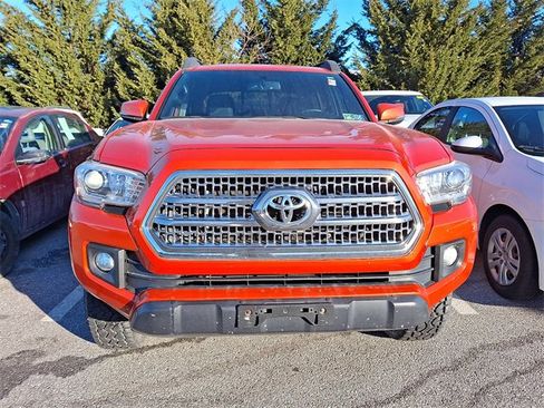 Used 2016 Toyota Tacoma TRD Off-Road image 2